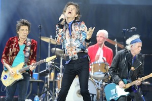 Когда не до вечеринок: участник культовой группы Rolling Stones признался, что проводит вечера за вязанием