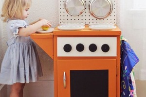Шкафчик для юной хозяюшки: взяли старый комод и превратили его в игрушечную плиту и по совместительству шкаф для детской комнаты