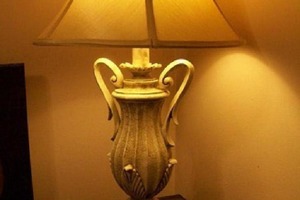Купила в комиссионке позолоченную лампу, понравился дизайн. Перекрасила и подобрала абажур: получилась как из магазина