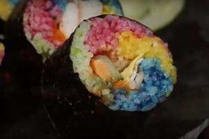 Суши "со вкусом радуги": простой рецепт разноцветного японского блюда (видео)