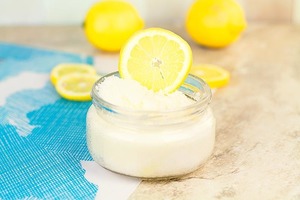 Всего из трех ингредиентов готовлю ароматный и эффективный лимонный скраб. Он экономный и отлично смягчает кожу