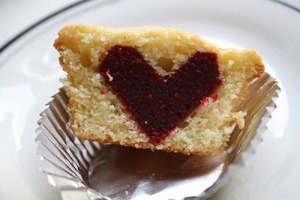 Эффектный способ предложить руку и сердце - любовное послание внутри ванильных кексов