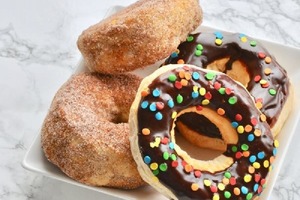 Шоколадные пончики во фритюрнице с присыпкой: быстрый и сытный десерт для всей семьи