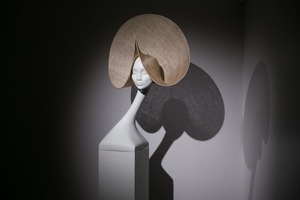 В музее современного искусства Эрарта открылась экспозиция ирландского модельера и единственного в мире шляпного эксперта от-кутюр Филипа Тр