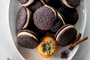 Шоколадное печенье с начинкой из хурмы и сливочного крема, которое способно покорить своим необычным вкусом любого сладкоежку
