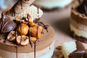 Рецепт тройного мини-шоколадного муссового торта: сочетание мягкого шоколадного мусса и карамелизированных орехов