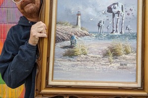 Художник из Огайо рисует на старых картинах персонажей из популярных фильмов "Звездные войны" и "Годзилла"