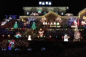 К новогодним праздникам семья из Англии украшает свой дом гирляндами из 150 000 огоньков: светят так ярко, что по ним ориентируются местные 