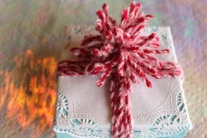 Беру кружевную салфетку и пряжу, а затем создаю эффектное украшение для новогодних подарков: не столь важно, что внутри. Получить такую крас