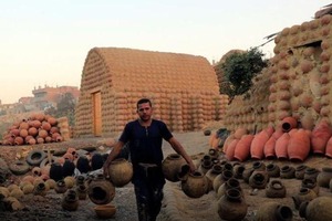 Египетские гончары, использующие нильскую грязь, стремятся защитить свой бизнес от инфляции и модернизации
