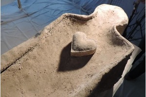 Саркофаг XVII–XVIII вв., украшенный каменным сердцем, обнаружили французские археологи (фото)