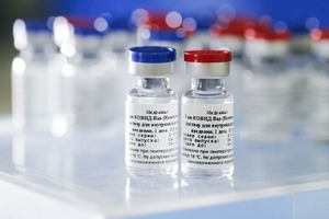 Почти четверть населения земного шара может не иметь доступа к коронавирусной вакцине до 2022 года: согласно подсчетам, имеющихся 7,48 млрд 