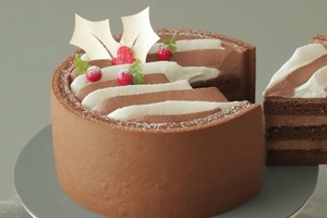 Аппетитный шоколадный тортик с большим количеством сливочного крема станет частью рождественской сказки
