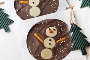 Подарочный шоколад с веселыми снеговиками: украшаем сладости в подарок близким и родным