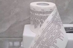Чтоб не тратили время зря. В китайском институте студенты учат английский с помощью туалетной бумаги