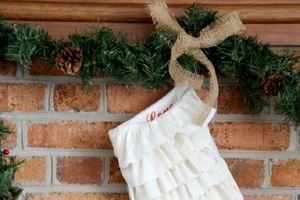 Новогодние носки в винтажном стиле: нежный, красивый и легкий в создании декор из белой ткани