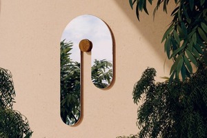 Нью-Йоркская дизайнерская фирма придумала необычные зеркала, похожие на стекающую со стены воду