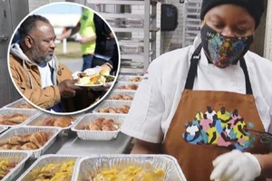 Благотворительная организация в США собрала 30 профессиональных поваров, чтобы приготовить более тысячи рождественских обедов для нуждающихс