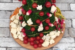 А для гостей, которые не едят мясо, на новогодний стол готовлю овощную елочку из брокколи и других овощей (ради такой красотки и разориться 