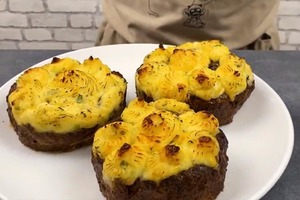 Мясной пирог с грибами, сыром и картофельным пюре: сочная и невероятно вкусная выпечка