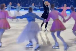 Необычный, но приятный подарок: участники ледового шоу Плющенко и Рудковской поздравили Яну с 46-летием