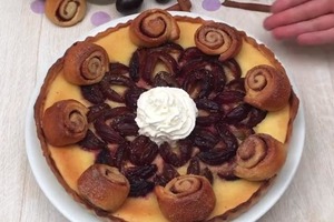 Вкусный и красивый пирог со сливами и синнабонами: рецепт