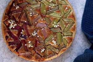 Эффектный пирог с ревенем и цветами: готовим необычную выпечку с геометрическим дизайном