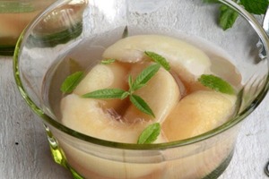 Сочные персики в мятном сиропе: десерт, который покорит любого гурмана