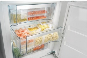 Выстелить дно контейнеров с овощами и фруктами бумагой. Идеи, как организовать пространство холодильника и морозилки