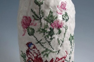 Шведская художница научилась совмещать два своих увлечения: она создает фарфоровые вазы с вышивкой