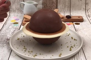 Впечатляем не только вкусом, но и "космическим" дизайном: эффектный торт-тирамису в виде шоколадного Юпитера