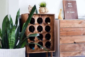 Эффектный шкаф-стеллаж для хранения винных бутылок и другого алкоголя: самодельная мебель всегда производила впечатление на новых гостей