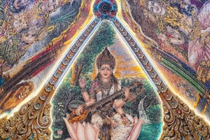 Архитекторы создали сложные мозаики, чтобы заменить картины в старейшем индуистском святилище Таиланда