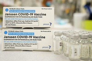 В США просят остановить вакцинацию от COVID из-за ухудшения здоровья пациентов