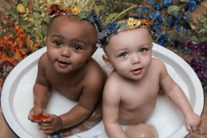 Девочки-близнецы родились в 1997 году с разным цветом кожи. Сейчас им 22 года, и они стали настоящими красотками