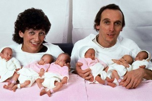 У бесплодной пары родились шесть дочек: фото семьи 30 лет спустя