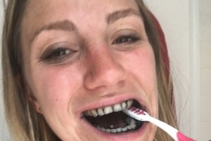 Девушка целых 7 дней чистила зубы активированным углем и показала результат