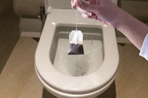 Свекровь рассказала, зачем она кладет чайные пакетики в унитаз