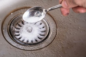 Очищаем сток в ванной без химических средств - быстро и дешево