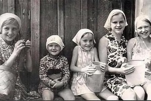 Главное - сердцем не стареть: в 1974 году сфотографировались пять девочек. 45 лет спустя они повторили его, собравшись в том же составе (фот