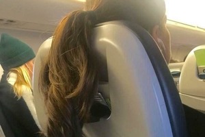 Врагу не пожелаешь таких попутчиков: стюардесса показала фотографии самых отвратительных пассажиров самолетов