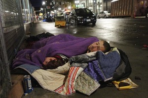 Игра случая: как жизнь бездомного изменилась из-за того, что он поднял клочок бумаги на улице