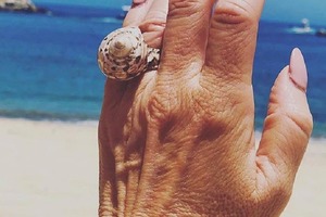 Женщина показала свое необычное кольцо, подаренное женихом. Но интернет-пользователи обратили внимание на ее ногти