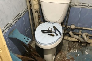 Мужчина превратил старый санузел в шикарную современную ванную комнату, сделав подарок матери: фото