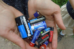 Оказывается, старые батарейки можно вернуть к жизни: одноклассник показал, как легко это сделать