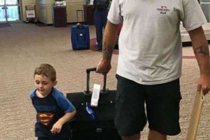 Папа и сын подшутили над мамой, встретив ее в аэропорту с позорной табличкой
