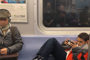 Школьник разлегся в метро с телефоном, не давая никому сесть. Тогда пассажир решил научить его манерам