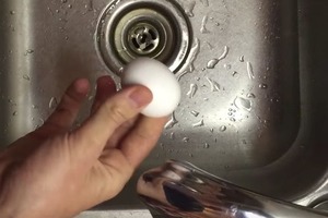 Я научилась чистить яйца с помощью стакана воды. Теперь знакомые делают так же
