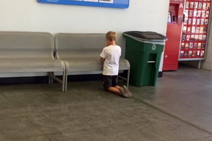 В супермаркете мать увидела, что ее сын стоит на коленях и молится. На стене перед ним был стенд с фотографиями