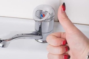 Свекровь рассказала, как избавиться от известкового налета. Теперь кран на кухне всегда блестит